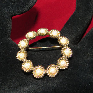 Vintage Goldtone Faux Pearl Brooch Pin 1.5" Diam.